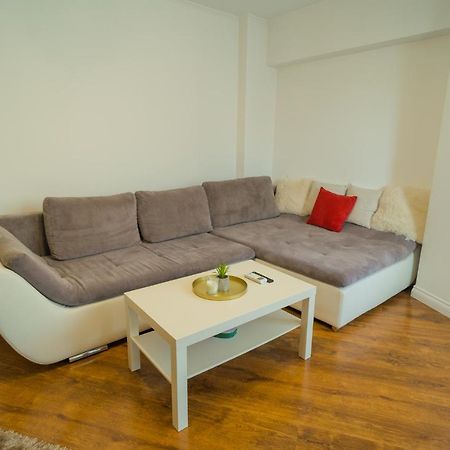 Cozy & Spacious 2Br Apartment With Netflix บูคาเรสต์ ภายนอก รูปภาพ