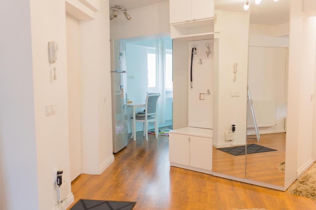 Cozy & Spacious 2Br Apartment With Netflix บูคาเรสต์ ภายนอก รูปภาพ
