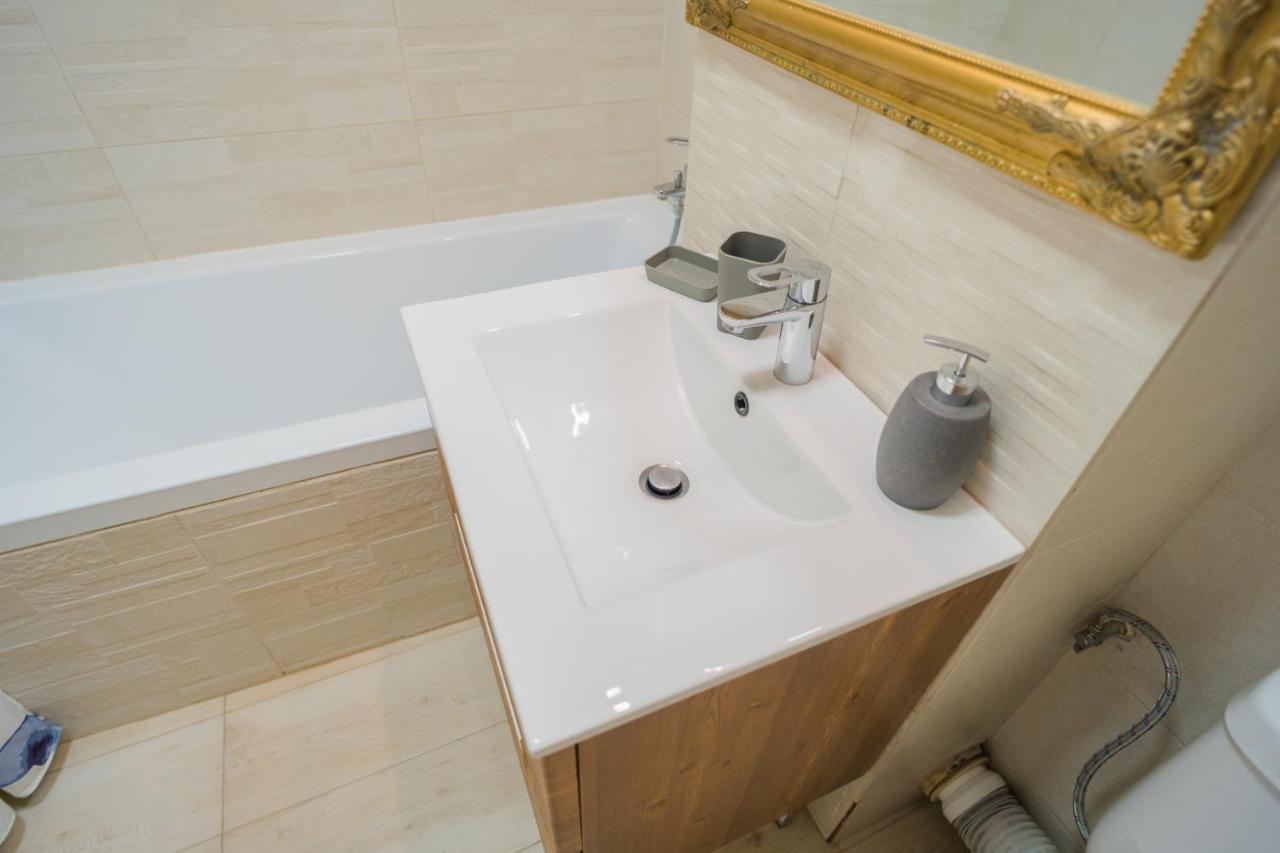 Cozy & Spacious 2Br Apartment With Netflix บูคาเรสต์ ภายนอก รูปภาพ