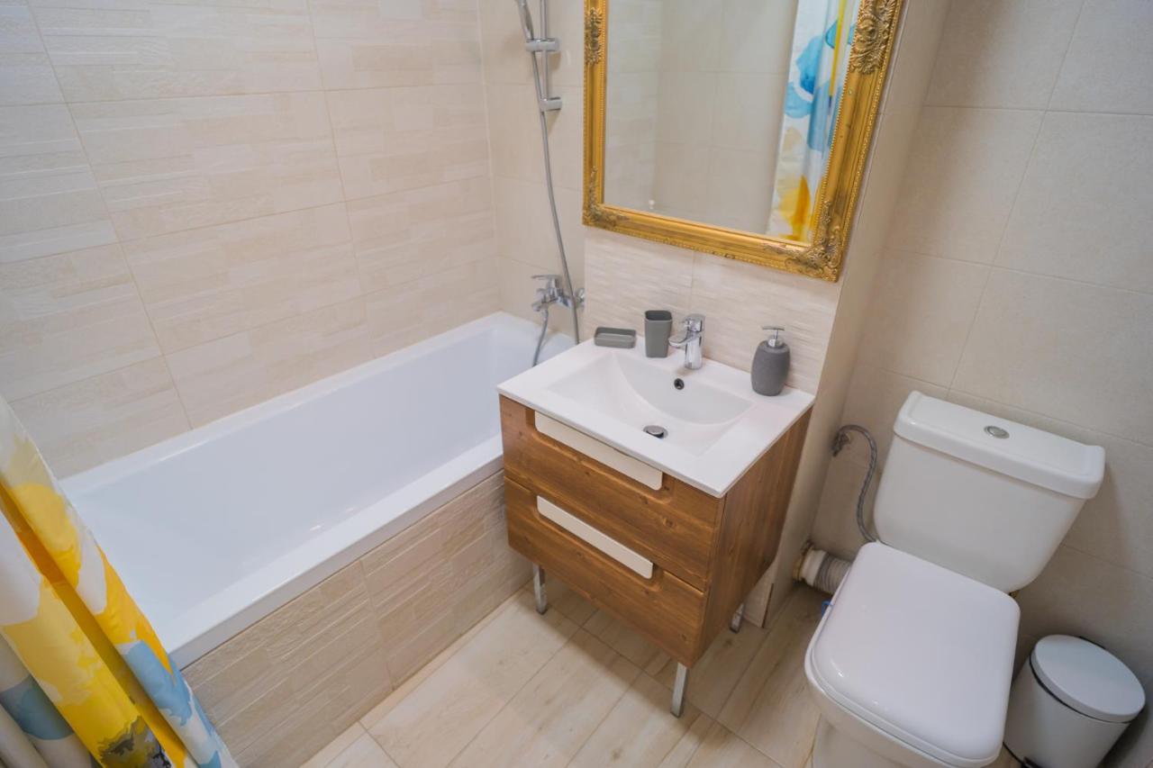 Cozy & Spacious 2Br Apartment With Netflix บูคาเรสต์ ภายนอก รูปภาพ