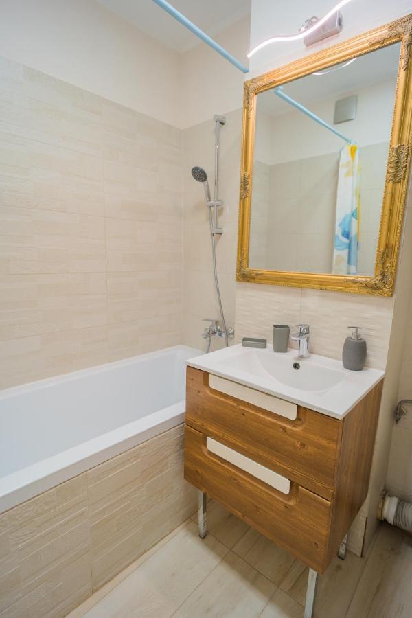 Cozy & Spacious 2Br Apartment With Netflix บูคาเรสต์ ภายนอก รูปภาพ