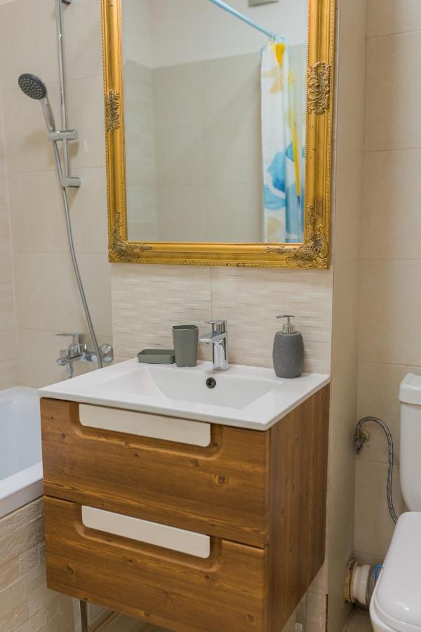 Cozy & Spacious 2Br Apartment With Netflix บูคาเรสต์ ภายนอก รูปภาพ